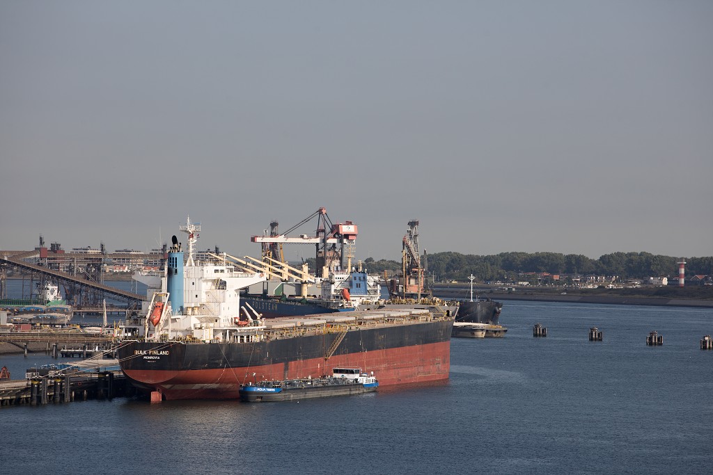 europoort maasvlakte rotterdam botlek haven scheepvaart industrie fabrieken marine transport overslag terminal portlantis ferry centrale